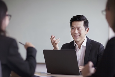 Man-with-laptop-in-meeting